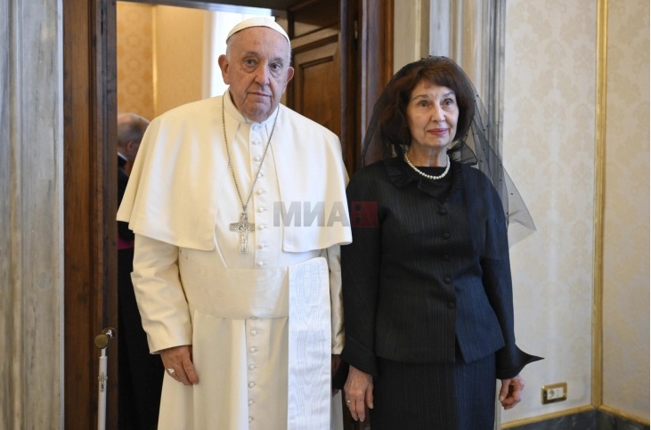 СИЉАНОВСКА-ДАВКОВА ВО РИМ: На аудиенција кај папата, нема средба со Радев, но изразена подготвеност да се реализира наскоро