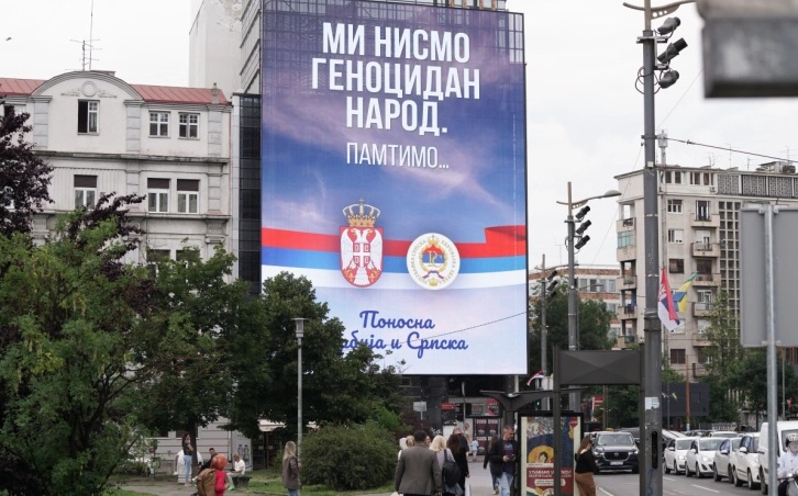 Србија: Напладне ќе бијат камбаните во сите храмови, поставени и билборди со текст „Ние не сме геноциден народ“