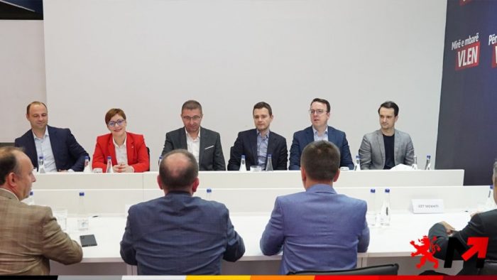 РАЗГОВОРИ ЗА НОВА ВЛАДА: Работни групи на ВМРО-ДПМНЕ и коалицијата Вреди денеска ќе ги продолжат разговорите