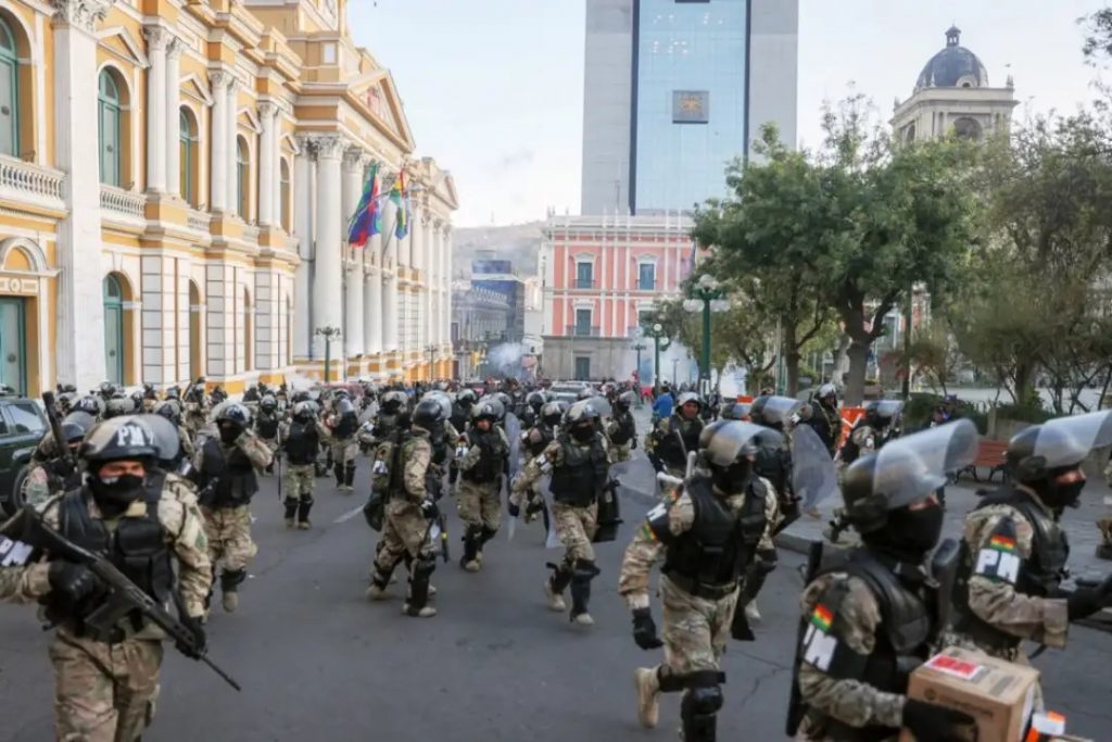 Обидот за државен удар во Боливија задушен, уапсен е организаторот, а воените единици испратени од него се повлекоа на плоштадот