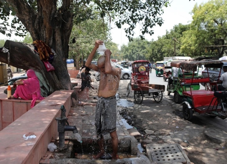ТОПЛОТЕН БРАН ВО ИНДИЈА: За три дена од жештините од 50 степени починале повеќе од 50 лица