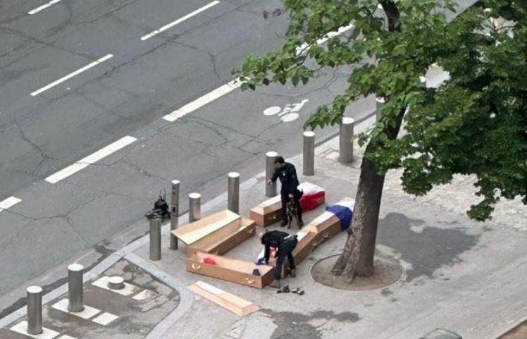 Пред Ајфеловата кула оставени ковчези оставени со натпис „Француски војници од Украина“