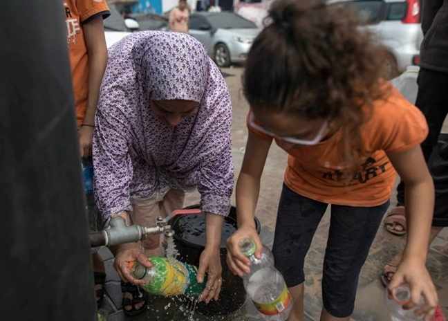 Конзервираната храна со поминат рок ги труе жителите на Газа