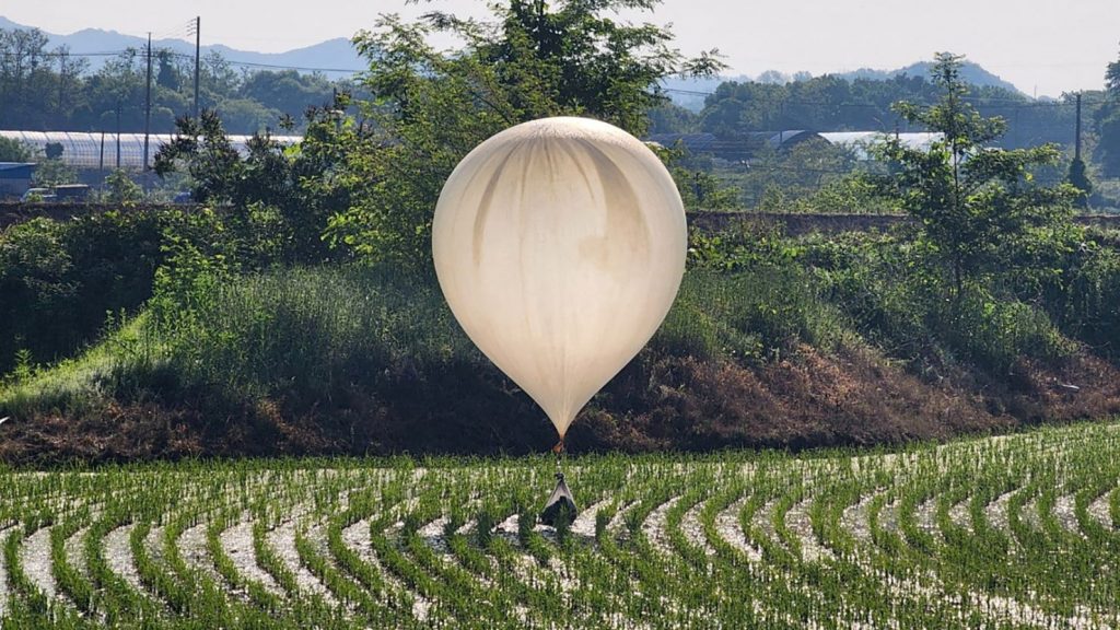 ВОЗДУШЕН НАПАД СО ЃУБРЕ: Северна Кореја измината ноќ лансираше околу 350 балони со отпад кон Јужна Кореја