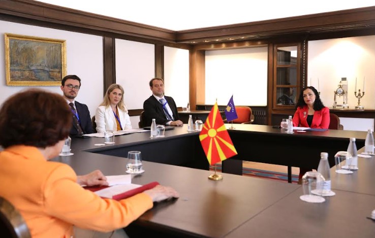 Сиљановска Давкова на средба со претседателката на Косово