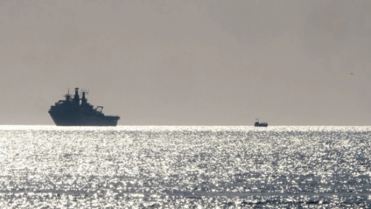 Филипински товарен брод илегално влегол во водите близу островите за кои се спори со Кина и се судрил со кинески брод