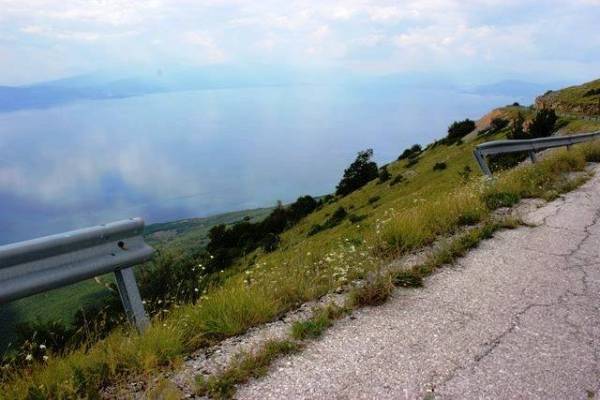 ЦУК: Двајца загинати при излетување на патничко возило во провалија на Галичица