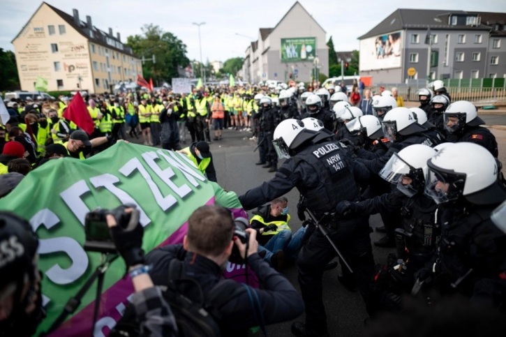 ПРОТЕСТИ ВО ЕСЕН: Полицијата со палки и бибер спреј ги спречи демонстрантите да влезат конгресот на Алтернатива за Германија