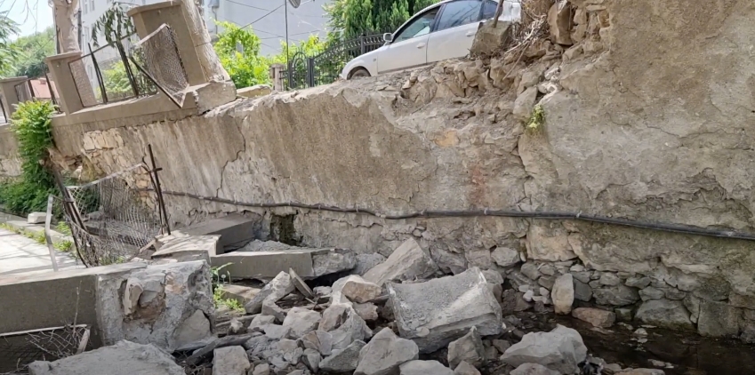 (видео) ЗДРАВСТВОТО И ФИЗИЧКИ ПРОПАЃА: Се урна дел од потпорниот ѕид над Детската клиника во Клиничкиот центар