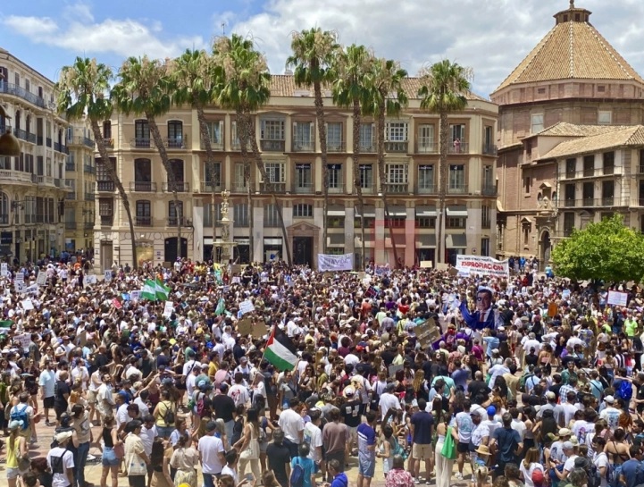 АНТИТУРИСТИЧКИ ПРОТЕСТ ВО ШПАНИЈА: Околу 25.000 демонстранти во Малага со пароли „ова не е туризам, ова е инвазија“