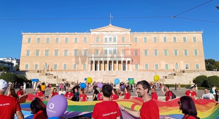 ПАРАДА НА ГОРДОСТА ВО ГРЦИЈА: Еден закон не е доволен гласи мотото на парадата за усвоениот закон за истополови бракови