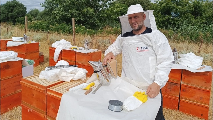 МАКЕДОНСКО-ТУРСКА МЕДЕНА ПРИКАЗНА: На 30 семејства им „падна секирата во медот“ – тие добија пчели и опрема од агенцијата Тика