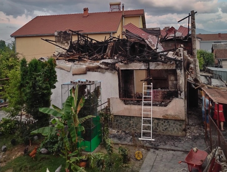 АПЕЛ ЗА ПОМОШ: Пожарот за миг ја пеплоса куќата на Богдановски во скопско Јурумлери, во која живееше со ќерката и внучињата