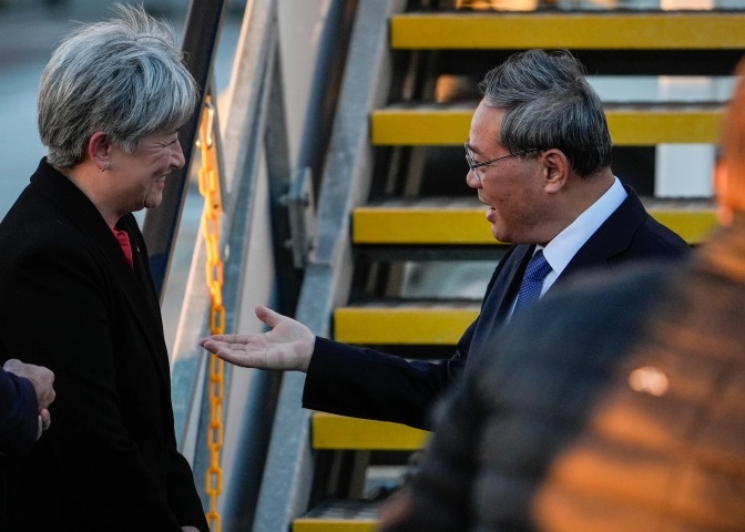 КИНЕСКИОТ ПРЕМИЕР ВО АВСТРАЛИЈА: Ли Кечијанг пристигна во прва посета, го пречека шефицата на дипломатијата Пени Вонг