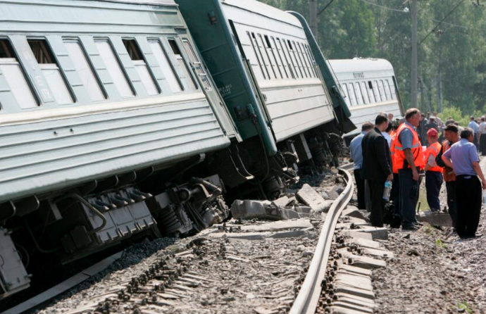 Воз излета од шините кај Волгоград, повредени 100-ина луѓе (ВИДЕО)