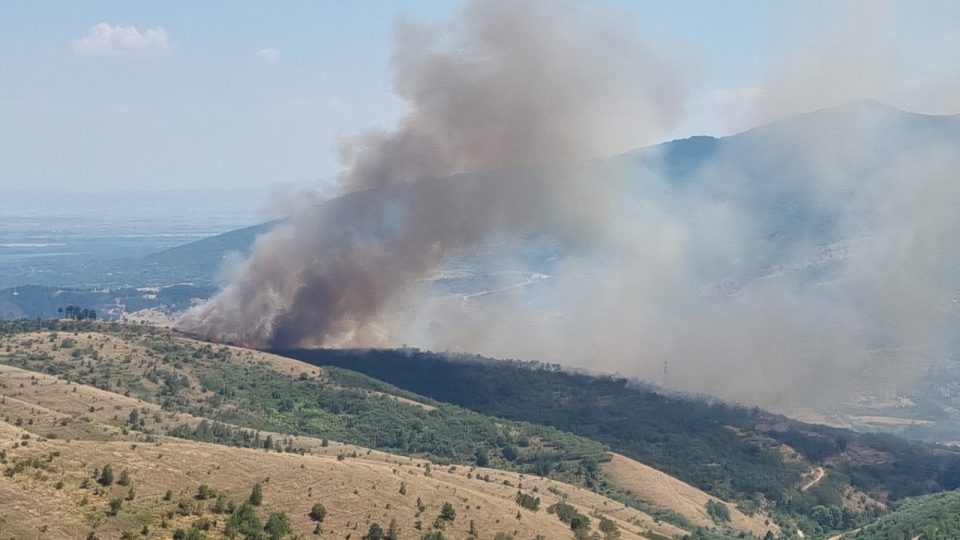 Пет лица заробени од пожар во Стројменци се извлекуваат со хеликоптер