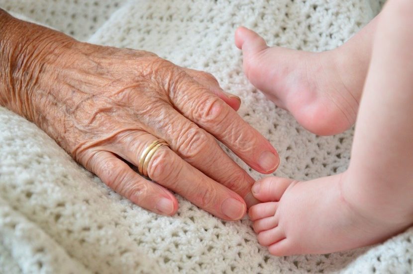 ВО ШВЕДСКА СТАПИ ВО СИЛА НОВ ЗАКОН: Бабите и дедовците можат да добијат додаток за грижа за нивните внуци