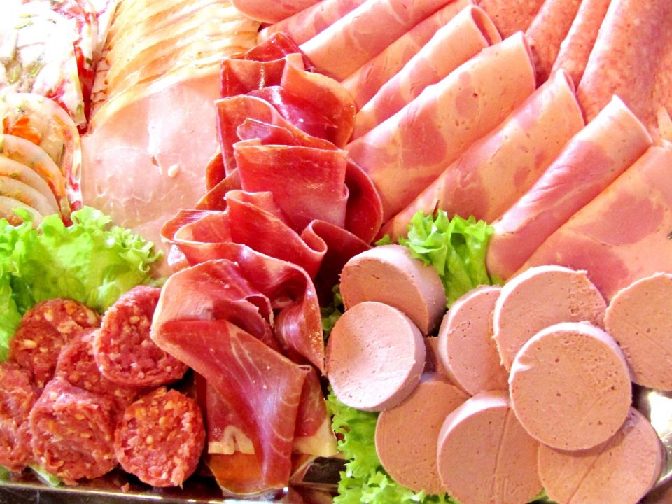 АЛБАНИЈА: Месо што требало да се уништи инспектори го дале во фабрики за сувомеснати производи