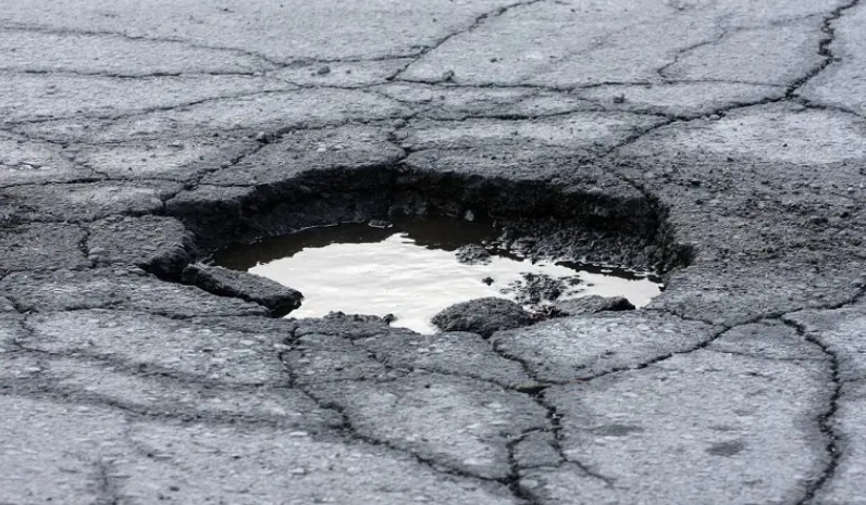 РЕВИЗОРСКИ ИЗВЕШТАЈ: Финансиски дупки во ЈП за државни патишта како дупките на автопатите, точеле гориво со небаждарени пумпи