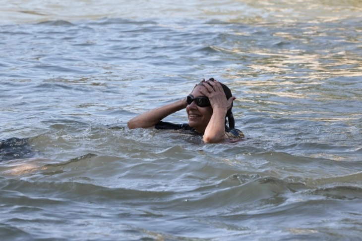 Градоначалничката на Париз заплива во реката Сена во пресрет на Параолимпијадата