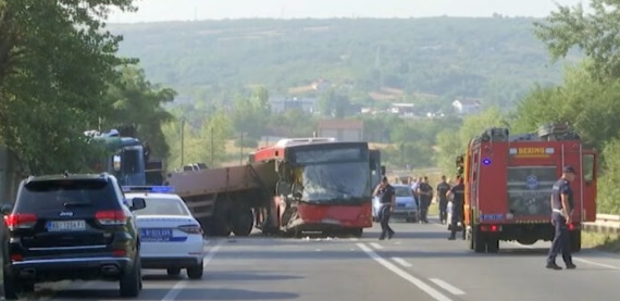 ОДРЕДЕН ПРИТВОР ОД 48 ЧАСА: Возачот на автобусот кој удри во камион во близина на Белград е уапсен