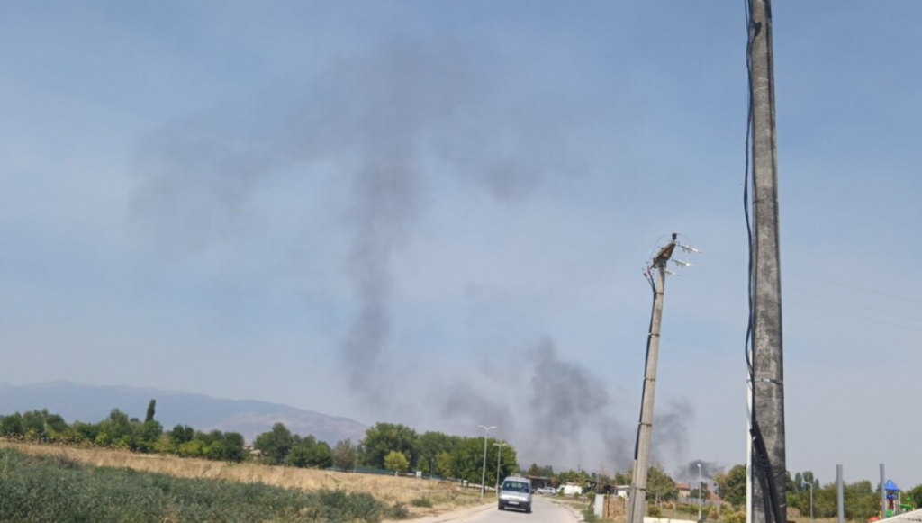 Пожар во Драчево е причината за густиот чад во Скопје? (ФОТО)