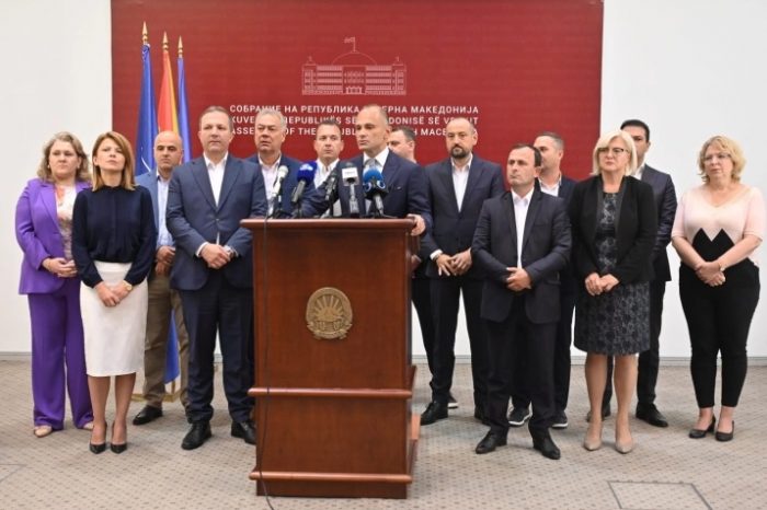 СДСМ „ШМУГНА“ ОД СОБРАНИЕ: Пратениците избегаа од седница за пратенички прашања, а лидерот Филипче воопшто и не се појави