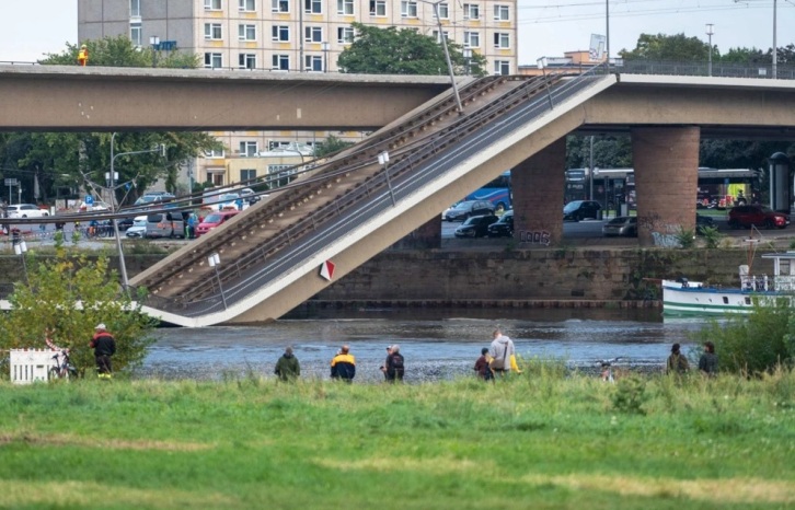 ДПА: Се урна уште еден дел од важниот мост во германскиот град Дрезден откако еден дел во средата падна во реката Елба