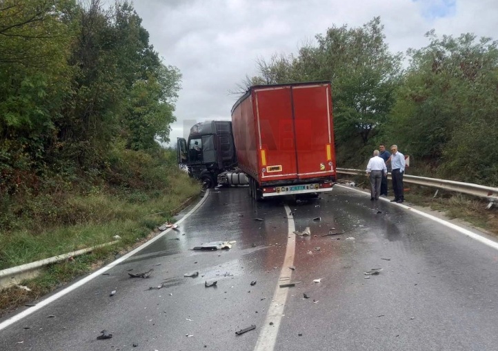 АМСМ: Поради сообраќајка од 10:30 часот во прекин е сообраќајот во двата правци на магистралниот пат Куманово – Крива Паланка