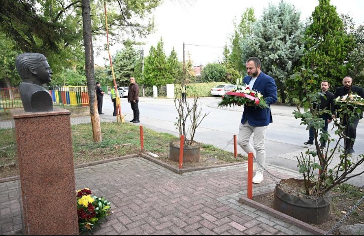 ЧЕСТВУВАЊЕ НА БРАНИТЕЛИТЕ: Тошковски во Драчево положи цвеќе на бистата на Бобан Трпков и го отвори турнирот во негова чест