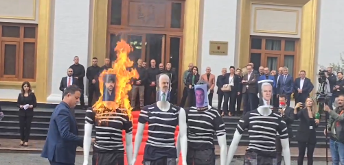 ЗАПАЛЕНИ ФИГУРИ НА ПОЛИТИЧАРИ: Албанските пратеници од опозицијата протестираа во Собранието