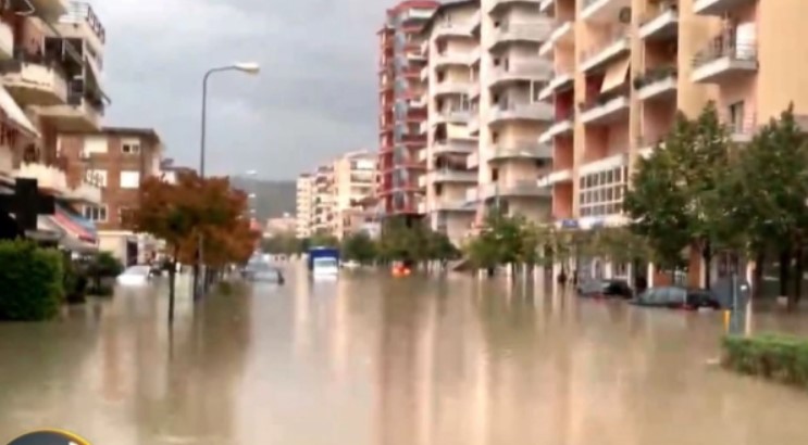 Невремето ја „парализира” Албанија