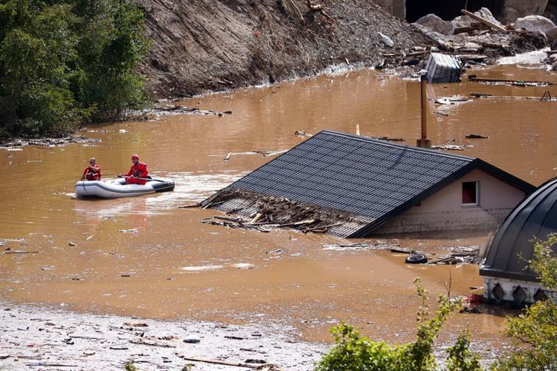 КАТАСТРОФАЛНИ ПОПЛАВИ ВО БИХ: Се гледаат само дрвја и вода, кал и загрижени жители за смртта на 19 лица и 48 исчезнати