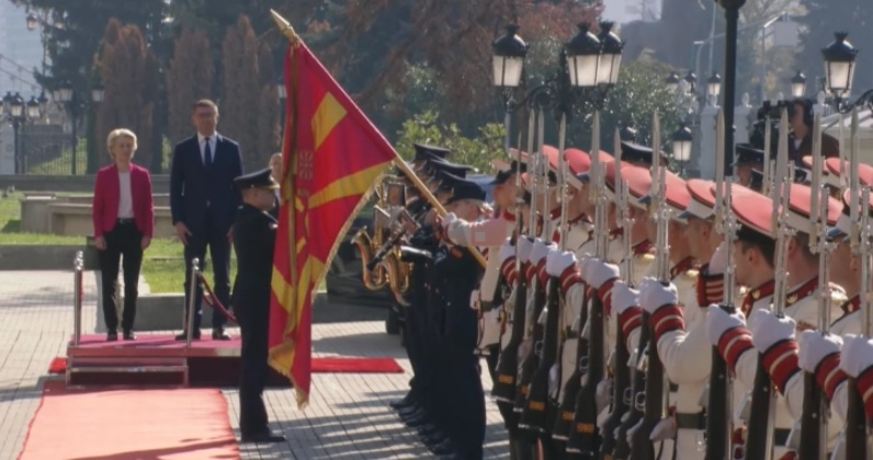 ПРЕТСЕДАТЕЛКАТА НА ЕК ВО СКОПЈЕ: Мицкоски ја пречека Фон дер Лајен пред Владата на Македонија, во тек е средбата со премиерот