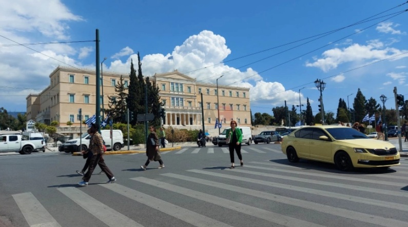 АНКЕТА ВО ГРЦИЈА: 7 од 10 Грци сметаат дека земјата оди во погрешна насока, а покачувањето на цените е главен проблем на граѓаните