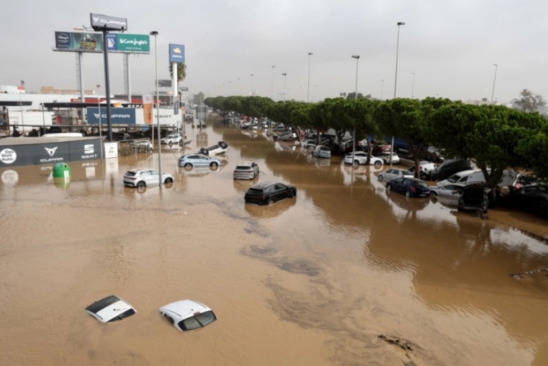 ПОТОПСКИ СЦЕНИ ВО ШПАНИЈА И 63 ЖРТВИ: Бевме заробени како стаорци, водата носеше коли низ улиците, нивото се качи на три метри