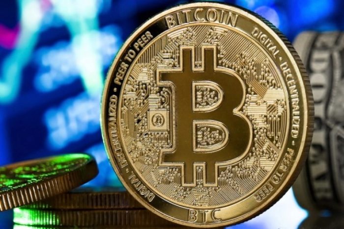 СКОК НА БИТКОИНОТ: Утрово се тргуваше за околу 80.650 долари, слабеењето на американската валута го зголеми интересот
