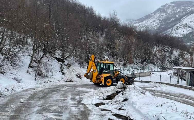 СТИГНА ПРВИОТ СНЕГ ВО МАКЕДОНИЈА: Наноси на патот Кратово – Пробиштип, врнежи и во Македонска Каменица, Берово и Пехчево