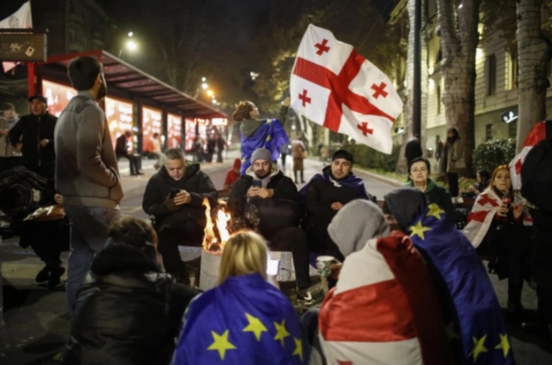 НЕМИРИ ВО ГРУЗИЈА: Во Тбилиси почнаа судири меѓу полицијата и демонстрантите кои не ги признаваат резултатите од изборите