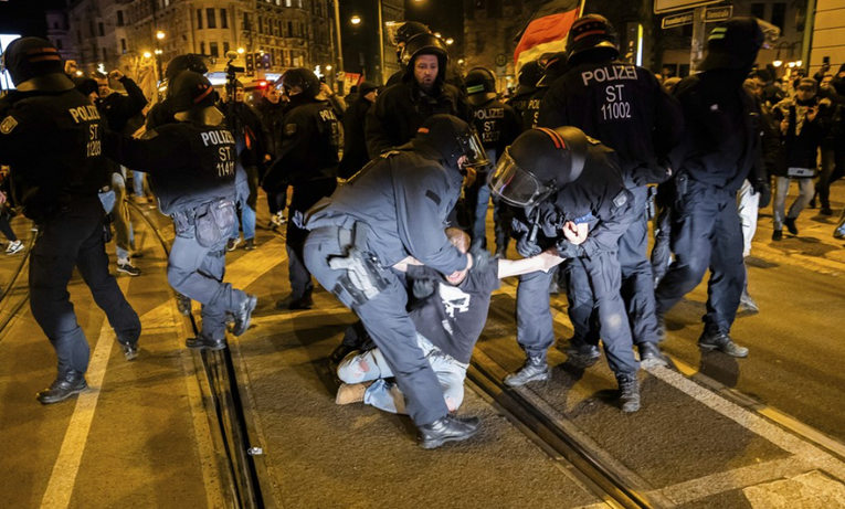 Масовни протести во Магдебург додека се одржува комеморација на загинатите во вчерашниот терористички напад