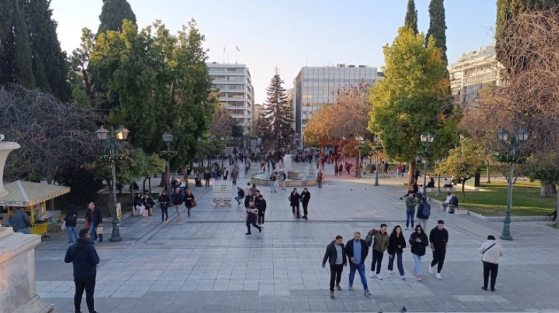 ГРЦИЈА СЛАВИ СО ПОСКАПЕНА ТРПЕЗА: Грците не дозволуваат и покачените цени да им го расипат празничното расположение