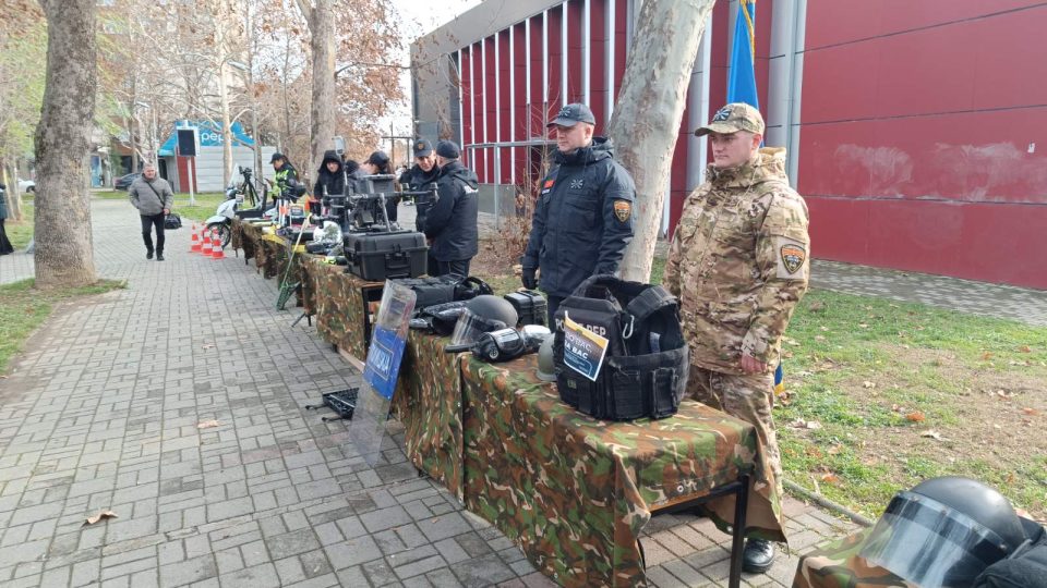 (фотогалерија) ДО ВАС, ЗА ВАС: МВР презентира дел од единиците и опремата, со цел соработка и доверба помеѓу граѓаните и полицијата