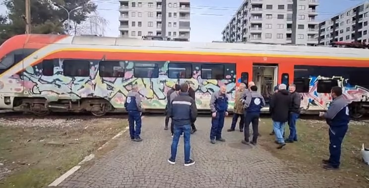 (видео) МАКЕДОНСКИ ЖЕЛЕЗНИЧКИ ТРАНСПОРТ: По подолго отсуство повторно е вратен на шините патничкиот воз 411 101-102