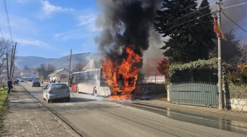 Изгаснат пожарот во автобусот на ЈСП во Сопиште, интервенирано со две возила и осум пожарникари