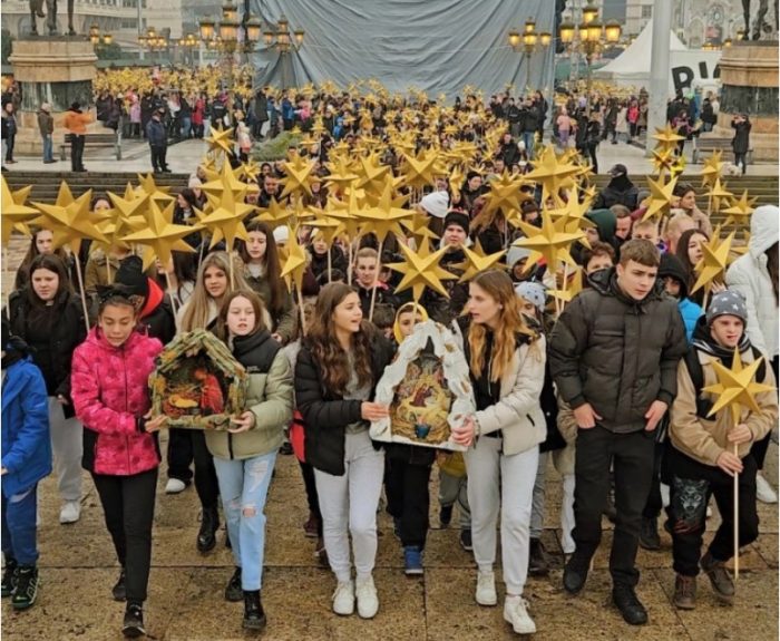 БАДНИКОВИ ПОВОРКИ ВО МАКЕДОНИЈА: Пренеси ја Божикната радост до секое срце – подготвени 3.500 коледарски пакетчиња