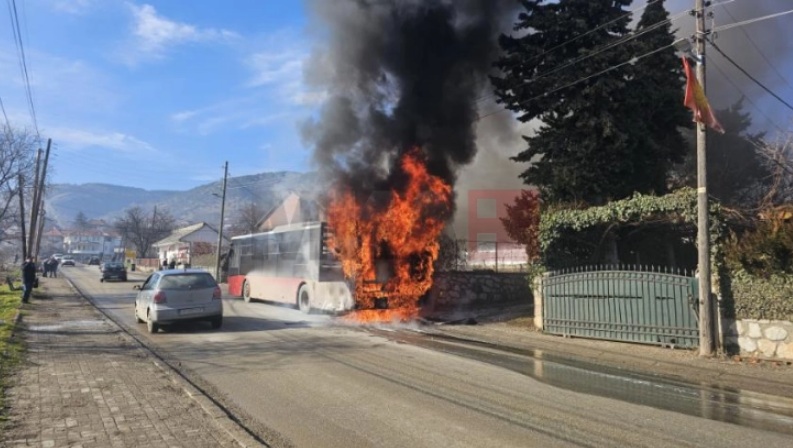 (видео) СЕ ЗАПАЛИ АВТОБУС НА ЈСП: Пожарот се случи на улица во Сопиште, во близина на куќи, пожарникари веднаш се излезени на терен