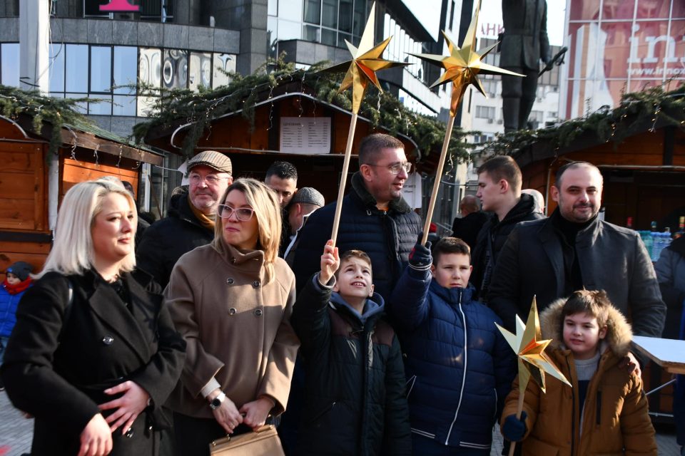 ДЕН СПРОТИ БОЖИК: Премиерот Мицкоски и градоначалникот Ѓорѓиевски помагатели на годинашниве најголеми Бадникови поворки