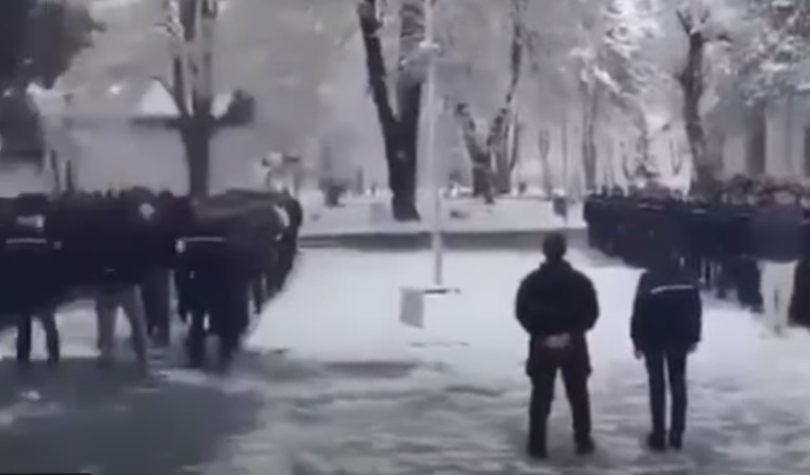 (видео) МОЌЕН ПОЛИЦИСКИ ХОР: Песната Заветна ечи како заклетва на младата генерација македонски полицајци во МВР