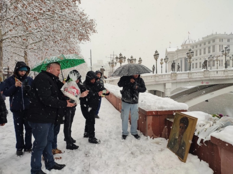 НА КЕЈОТ ВО СКОПЈЕ: Десетина души кои се декларираат како македонски Бугари денеска се собраа пред спомен плочата на Мара Бунева