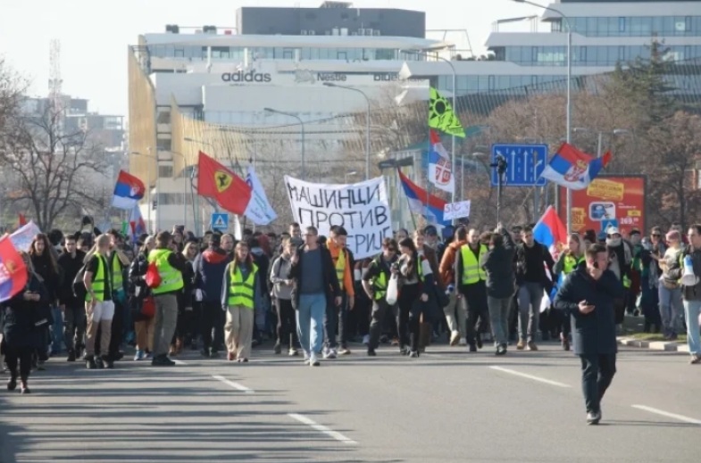 СТУДЕНТСКИ ПРОТЕСТИ ВО СРБИЈА: Студенти од факултетите во Белград тргнаа кон Нови Сад да им дадат поддршка на нивните колеги